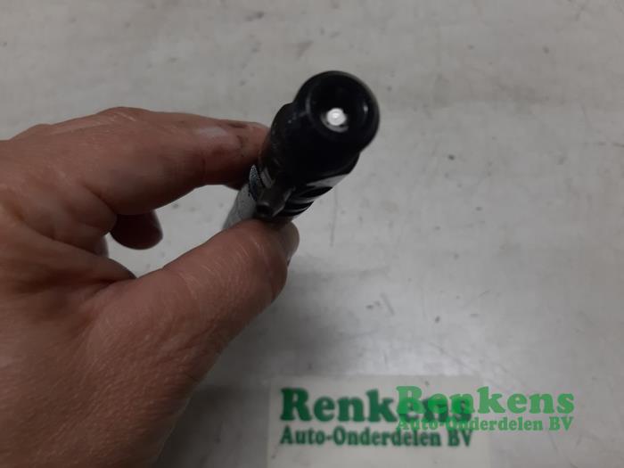 Injector (diesel) from a Renault Clio III (BR/CR) 1.5 dCi FAP 2012