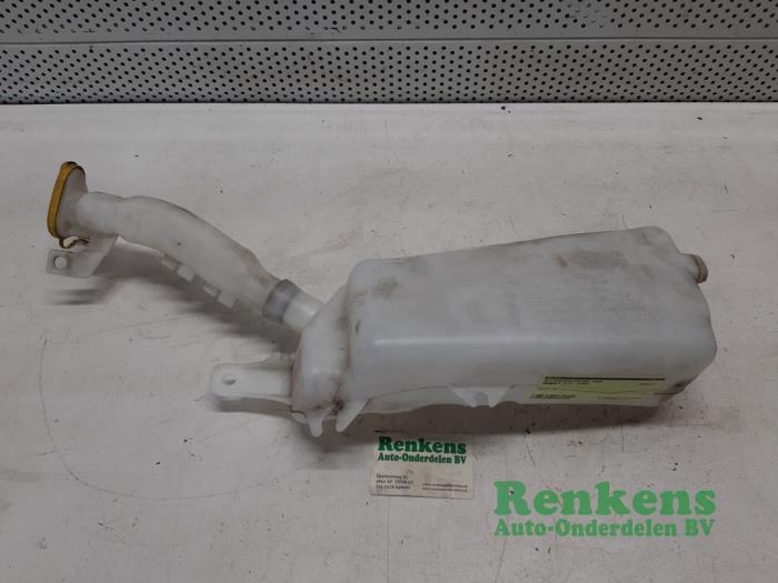 Front windscreen washer reservoir from a Renault Clio III (BR/CR) 1.2 16V TCe 100 2008