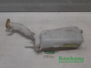 Used Front windscreen washer reservoir Renault Clio III (BR/CR) 1.2 16V TCe 100 Price € 25,00 Margin scheme offered by Renkens Auto-Onderdelen B.V.