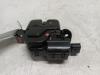 Tailgate lock mechanism from a Renault Clio IV (5R) 1.5 Energy dCi 90 FAP 2014