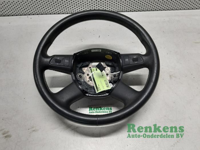 Steering wheel from a Audi A4 (B7) 2.5 TDI V6 24V 2007