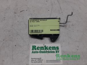 Używane Mechanizm zamka tylnej klapy Volkswagen Polo III (6N2) 1.0 Cena € 15,00 Procedura marży oferowane przez Renkens Auto-Onderdelen B.V.