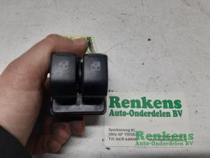 Używane Przelacznik elektrycznej szyby Chevrolet Spark 1.0 16V Cena € 15,00 Procedura marży oferowane przez Renkens Auto-Onderdelen B.V.