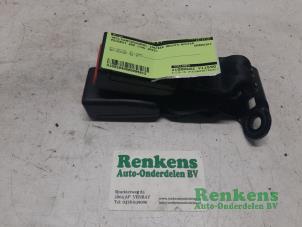 Used Rear seatbelt buckle, right Peugeot 208 I (CA/CC/CK/CL) 1.4 HDi Price € 20,00 Margin scheme offered by Renkens Auto-Onderdelen B.V.