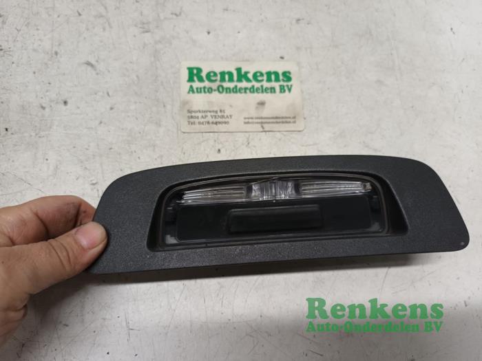 Begagnade Handtag, baklucka Opel Astra K Sports Tourer 1.0 Turbo 12V Pris € 40,00 Marginaltabell erbjuds av Renkens Auto-Onderdelen B.V.