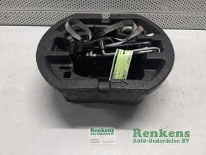 Usagé Kit d'outils Skoda Fabia II (5J) 1.2 TSI Prix € 40,00 Règlement à la marge proposé par Renkens Auto-Onderdelen B.V.