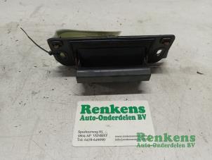 Używane Uchwyt tylnej klapy Nissan Almera Tino (V10M) 1.8 16V Cena € 15,00 Procedura marży oferowane przez Renkens Auto-Onderdelen B.V.