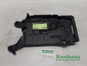 Usagé Boîtier de batterie Seat Arona (KJX) 1.0 TSI 12V Prix € 30,00 Règlement à la marge proposé par Renkens Auto-Onderdelen B.V.