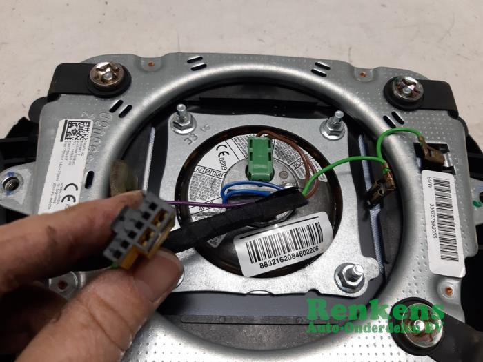 Left airbag (steering wheel) from a BMW 3 serie Touring (E46/3) 318i 16V 2004