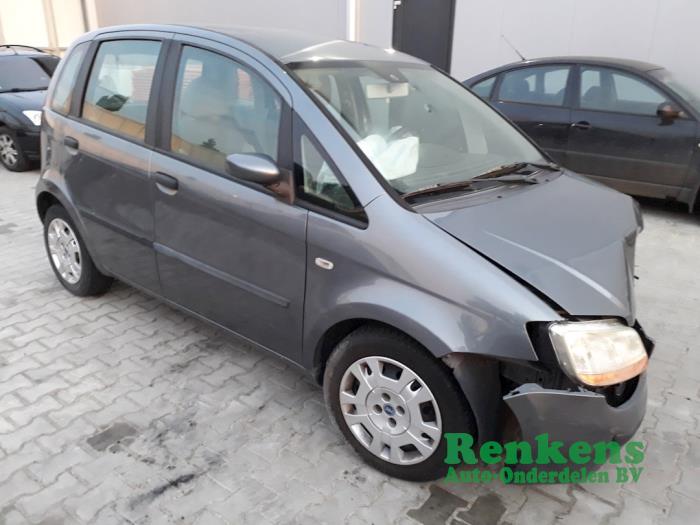 Używane Blotnik prawy przód Fiat Idea (350AX) 1.4 16V Cena € 50,00 Procedura marży oferowane przez Renkens Auto-Onderdelen B.V.