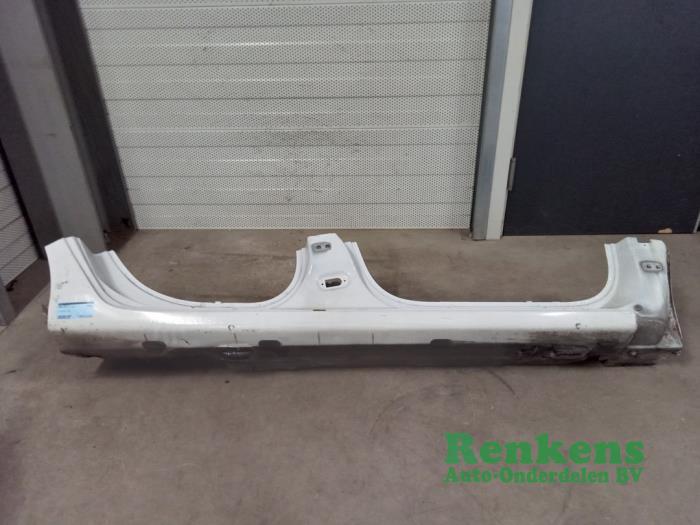Sill, right from a Renault Clio IV (5R) 1.5 dCi 90 FAP 2016
