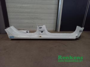 Used Sill, right Renault Clio IV (5R) 1.5 dCi 90 FAP Price on request offered by Renkens Auto-Onderdelen B.V.