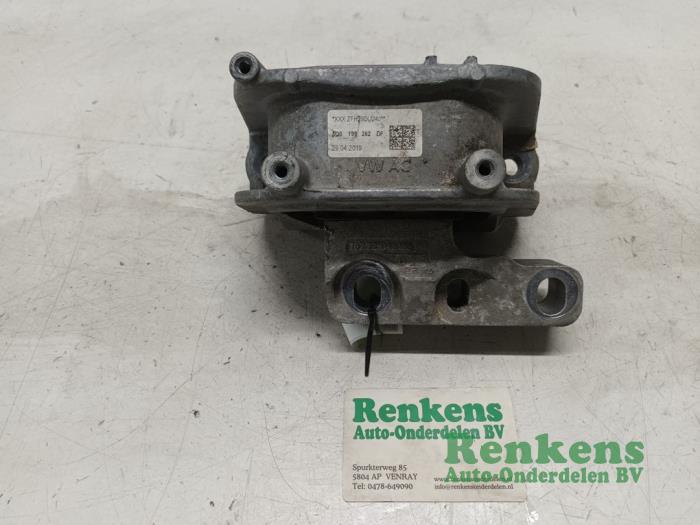 Engine mount from a Volkswagen Touran (5T1) 2.0 TDI 150 2019