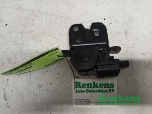 Usagé Mécanique de verrouillage hayon Renault Twingo II (CN) 1.2 16V Prix € 25,00 Règlement à la marge proposé par Renkens Auto-Onderdelen B.V.