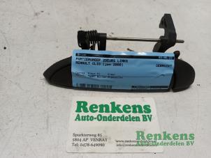 Używane Uchwyt drzwi lewych wersja 2-drzwiowa Renault Clio II (BB/CB) 1.2 Cena € 15,00 Procedura marży oferowane przez Renkens Auto-Onderdelen B.V.