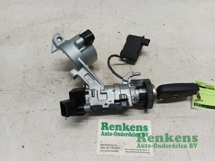 Używane Stacyjka + Kluczyk Opel Astra J (PC6/PD6/PE6/PF6) 1.4 16V ecoFLEX Cena € 45,00 Procedura marży oferowane przez Renkens Auto-Onderdelen B.V.