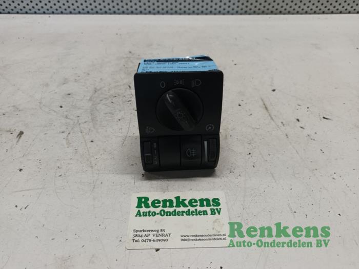 Light switch from a Opel Corsa C (F08/68) 1.0 12V Twin Port 2004