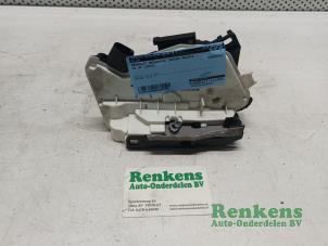 Usagé Serrure portière mécanique 2portes droite Volkswagen Up! (121) 1.0 12V 60 Prix € 35,00 Règlement à la marge proposé par Renkens Auto-Onderdelen B.V.