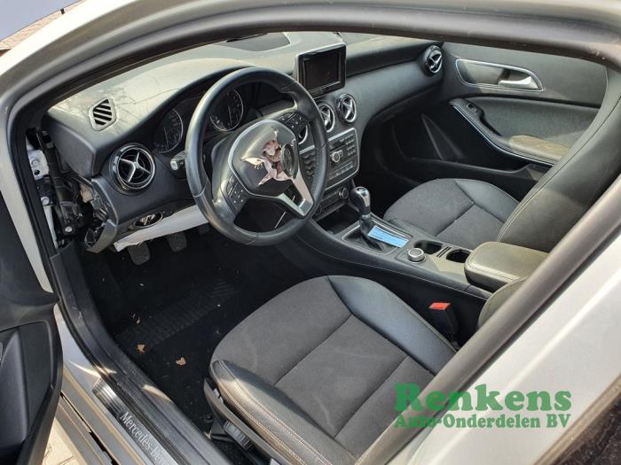 Verkleidung Set (komplett) van een Mercedes-Benz A (W176) 1.6 A-180 16V 2014