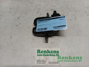 Used Tailgate lock mechanism Renault Clio IV (5R) 1.2 16V Price € 25,00 Margin scheme offered by Renkens Auto-Onderdelen B.V.