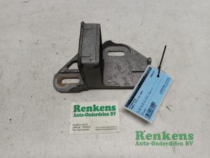 Used Exhaust bracket Renault Clio II (BB/CB) 1.2 Price € 15,00 Margin scheme offered by Renkens Auto-Onderdelen B.V.
