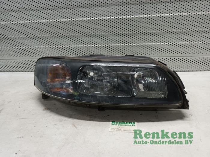 Używane Reflektor prawy Volvo V70 (SW) 2.4 D 20V Cena € 40,00 Procedura marży oferowane przez Renkens Auto-Onderdelen B.V.
