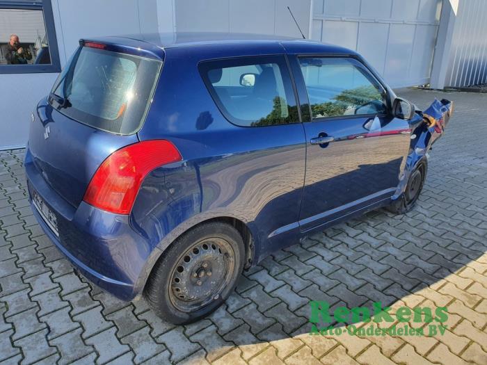 Używane Próg prawy Suzuki Swift (ZA/ZC/ZD1/2/3/9) 1.3 VVT 16V 4x4 Cena na żądanie oferowane przez Renkens Auto-Onderdelen B.V.