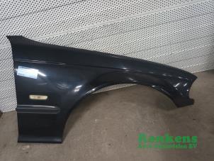 Used Front wing, right BMW 3 serie (E46/4) 320d 16V Price on request offered by Renkens Auto-Onderdelen B.V.