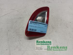 Używane Tylne swiatlo pozycyjne prawe Renault Twingo II (CN) 1.2 16V Cena € 15,00 Procedura marży oferowane przez Renkens Auto-Onderdelen B.V.