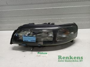 Used Headlight, left Volvo XC70 (SZ) XC70 2.5 T 20V Price on request offered by Renkens Auto-Onderdelen B.V.
