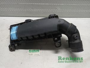 Używane Obudowa filtra powietrza Citroen C4 Cactus (0B/0P) 1.2 PureTech 110 12V Cena € 40,00 Procedura marży oferowane przez Renkens Auto-Onderdelen B.V.