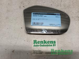 Używane Szyba lusterka prawego Mercedes A (W169) 2.0 A-180 CDI 16V 5-Drs. Cena € 15,00 Procedura marży oferowane przez Renkens Auto-Onderdelen B.V.