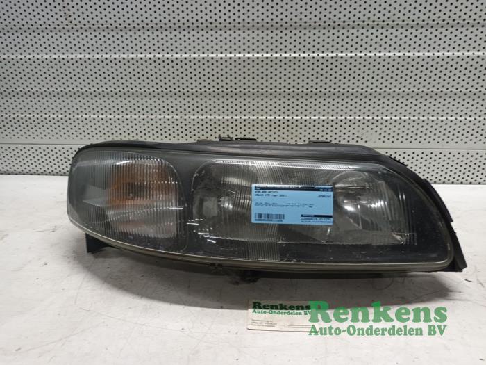 Używane Reflektor prawy Volvo V70 (SW) 2.4 20V 170 Cena € 40,00 Procedura marży oferowane przez Renkens Auto-Onderdelen B.V.