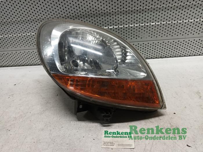 Headlight, right from a Renault Kangoo Express (FC) 1.5 dCi 60 2004