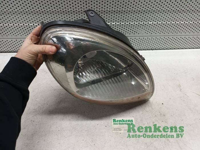 Headlight, right from a Renault Kangoo Express (FC) 1.5 dCi 60 2004