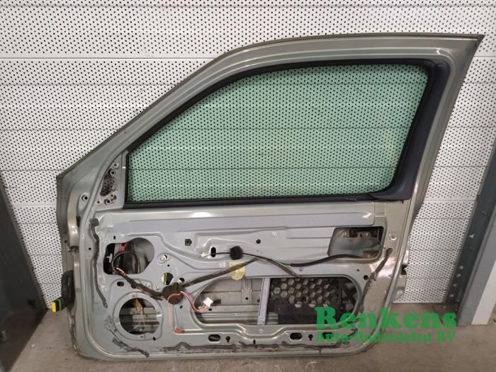 Puerta 2 puertas derecha de un Renault Clio II (BB/CB) 1.4 16V 2001
