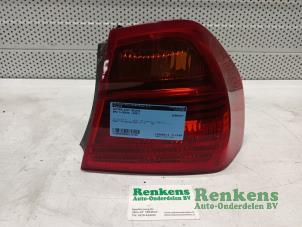 Gebrauchte Rücklicht rechts BMW 3 serie (E90) 318d 16V Preis € 30,00 Margenregelung angeboten von Renkens Auto-Onderdelen B.V.