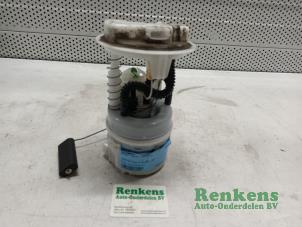 Used Petrol pump Renault Twingo II (CN) 1.2 16V Price € 40,00 Margin scheme offered by Renkens Auto-Onderdelen B.V.