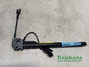Used Seatbelt tensioner, right Renault Clio III (BR/CR) 1.2 16V TCe 100 Price € 30,00 Margin scheme offered by Renkens Auto-Onderdelen B.V.