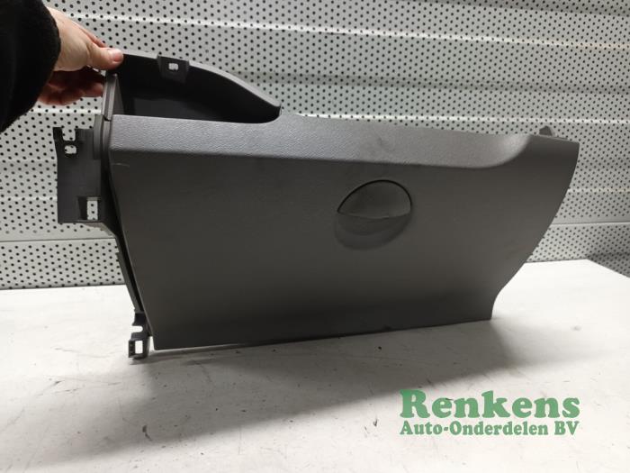 Begagnade Handskfack Renault Kangoo/Grand Kangoo (KW) 1.6 Pris € 30,00 Marginaltabell erbjuds av Renkens Auto-Onderdelen B.V.
