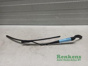 Used Front wiper arm Renault Clio IV (5R) 1.2 16V Price € 15,00 Margin scheme offered by Renkens Auto-Onderdelen B.V.