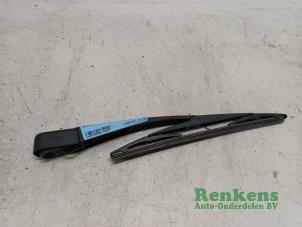 Used Rear wiper arm Kia Cee'd (EDB5) 1.6 CRDi 16V Price € 15,00 Margin scheme offered by Renkens Auto-Onderdelen B.V.
