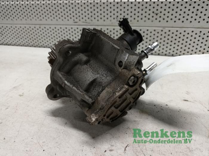 Mechanical fuel pump from a Citroën Berlingo 1.6 Hdi 90 Phase 2 2013
