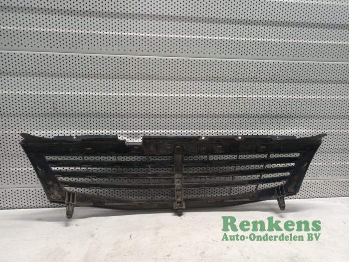 Grille from a SsangYong Rexton 2.7 Xdi RX/RJ 270 16V 2005