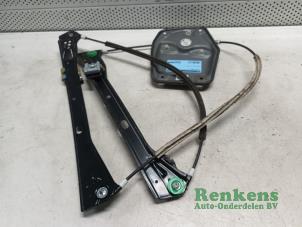 Używane Mechanizm szyby prawej przedniej wersja 2-drzwiowa Volkswagen Golf V (1K1) 1.4 16V Cena € 35,00 Procedura marży oferowane przez Renkens Auto-Onderdelen B.V.