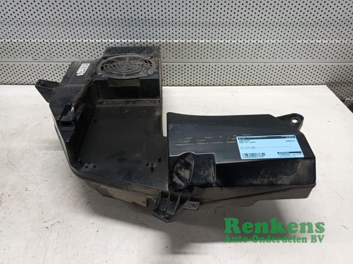 Używane Subwoofer Audi A4 Avant (B6) 2.5 TDI 24V Cena € 40,00 Procedura marży oferowane przez Renkens Auto-Onderdelen B.V.