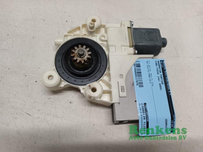 Door window motor from a Ford Focus 2 Wagon 1.8 16V 2009