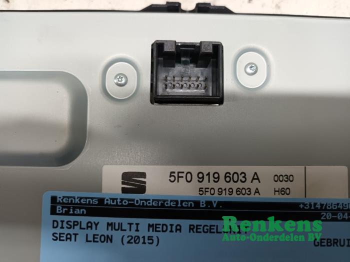Display Multi Media control unit from a Seat Leon ST (5FF) 1.6 TDI Ecomotive 16V 2015