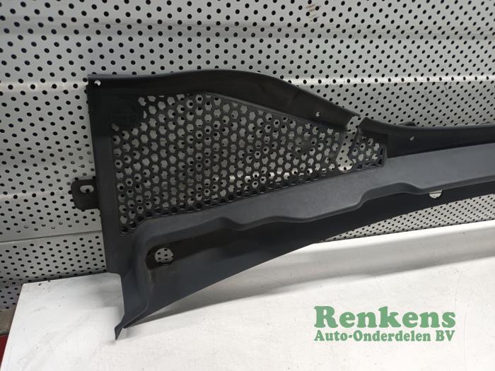Cowl top grille from a Seat Leon ST (5FF) 1.6 TDI Ecomotive 16V 2015