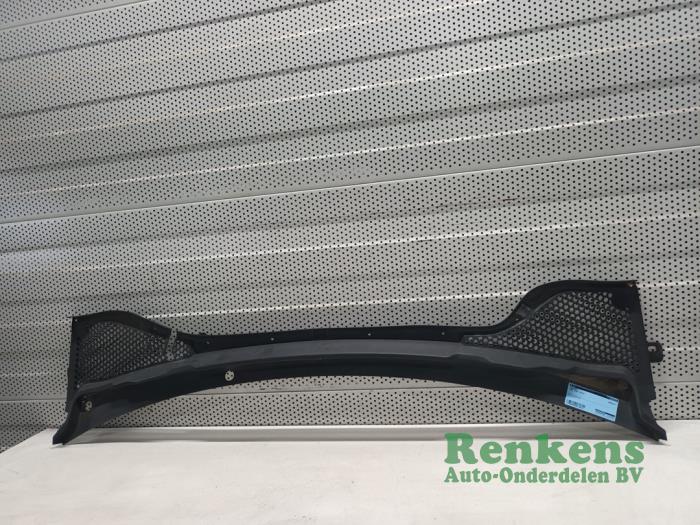 Cowl top grille from a Seat Leon ST (5FF) 1.6 TDI Ecomotive 16V 2015